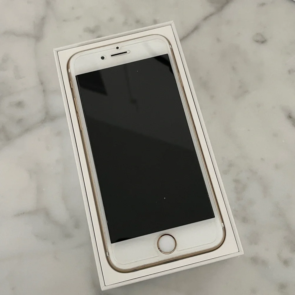 Unlocked 64GB Apple iPhone 6S with White and Gold Finish